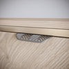Tirador de muebles LEAF Edge Pull de 64 mm (longitud total de 118 mm) - Plateado mate perlado.